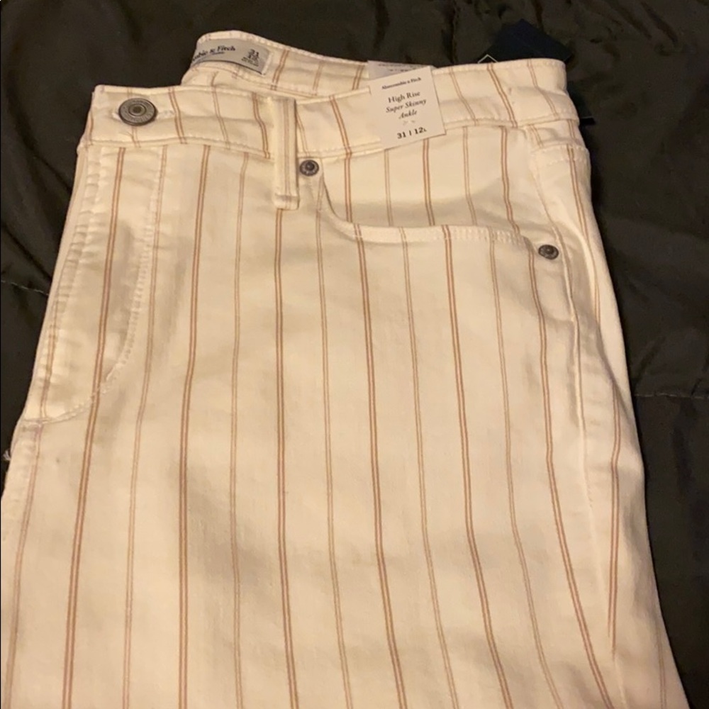 NWT A & F jeans 12 L must have classy look